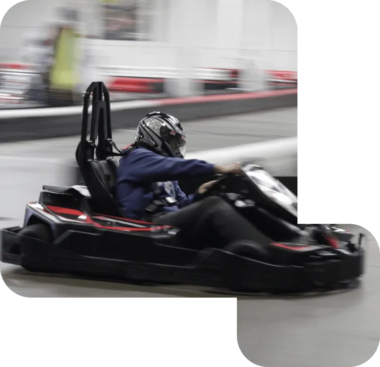 Gokart kör snabbt i aktivitetscenter