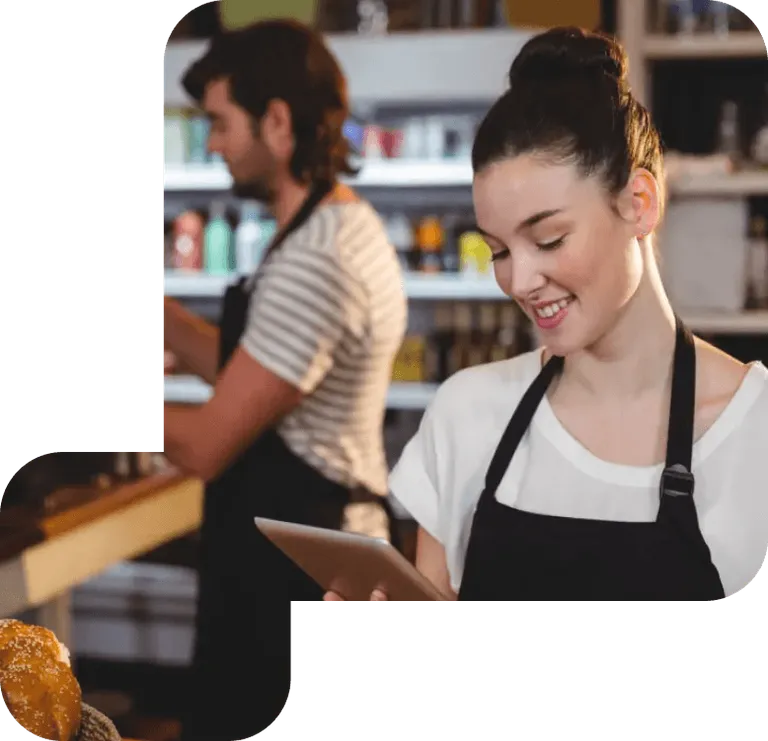flicka på restaurang tittar på en ipad