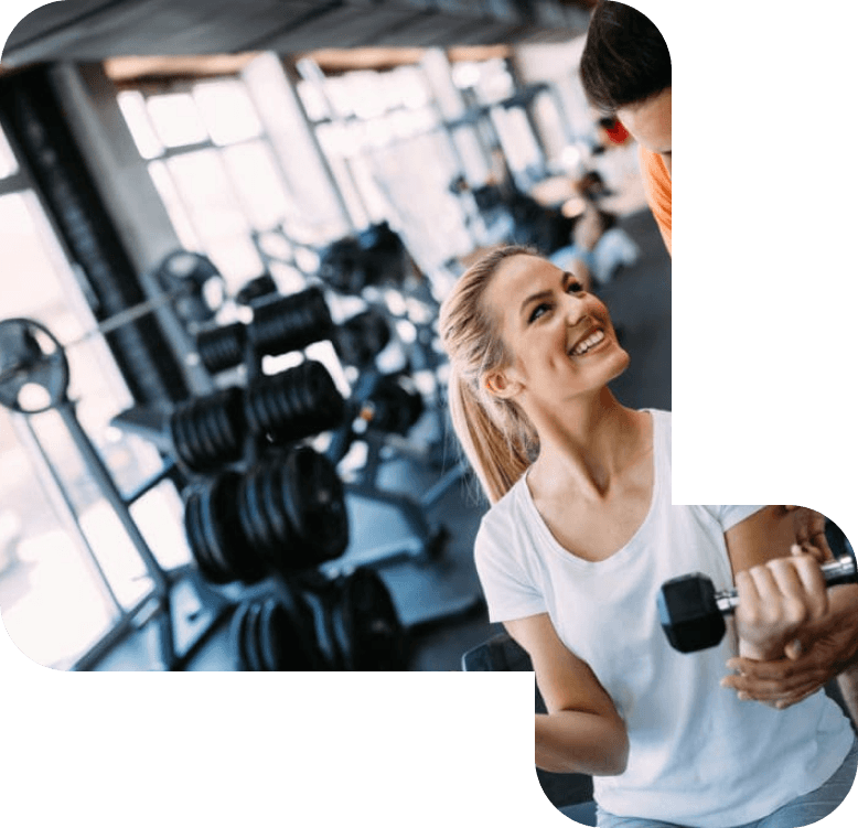 kvinde træner i fitnesscenter med personlig træner