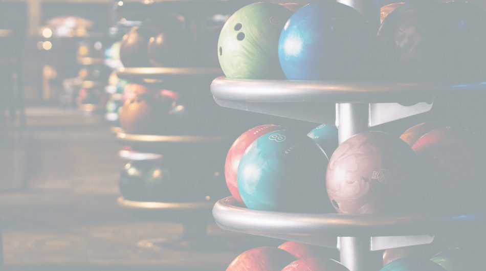 Bowlingkugler i et rack i et bowlingcenter